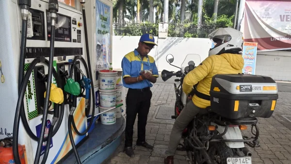 Panic Buying at Gujarat Petrol Pumps: Rumors Cause Long Queues Despite Adequate Supply