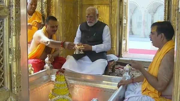 PM Modi&rsquo;s Varanasi Roadshow: 108 Priests Welcome Him at Kashi Vishwanath Temple
