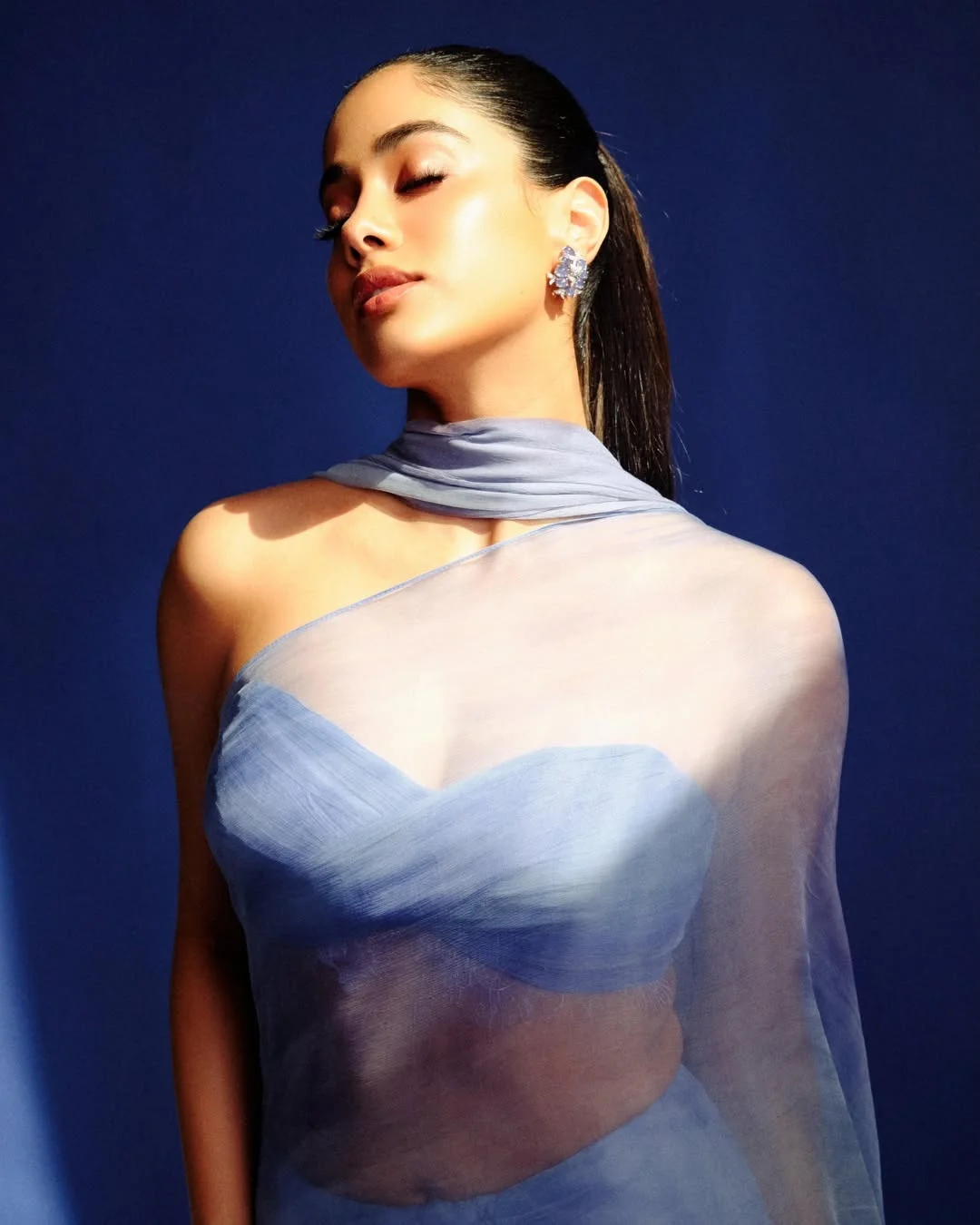 Dupatta Trend Returns: Janhvi Kapoor's Stunning Saree Look