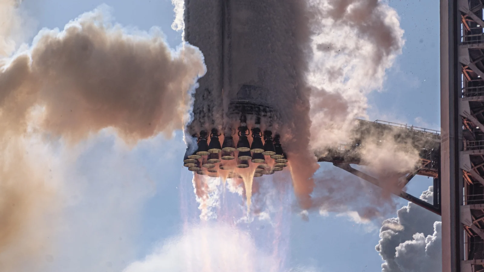 Successful Starship Splashdown Boosts SpaceX's Lunar Race