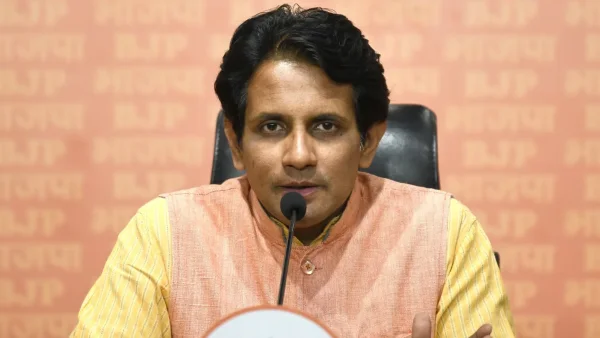 BJP criticizes Rahul and Priyanka Gandhi for absence during Wayanad landslide crisis