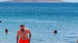 Kareena Kapoor shares Saif's 'hot husband' beach photos