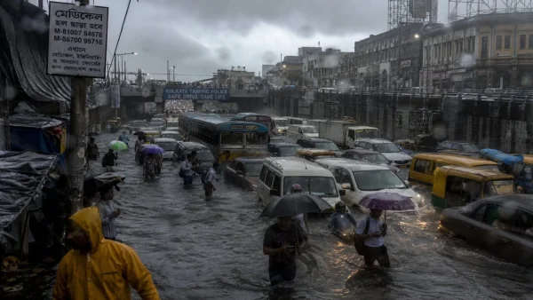 Heavy Rain in Kolkata Disrupts Commutes as Waterlogging Hits South Bengal
